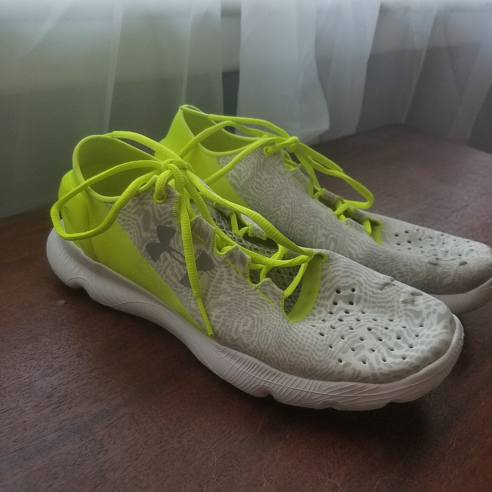 Womens UA Speedform sz (7) apollo 2 training shoes